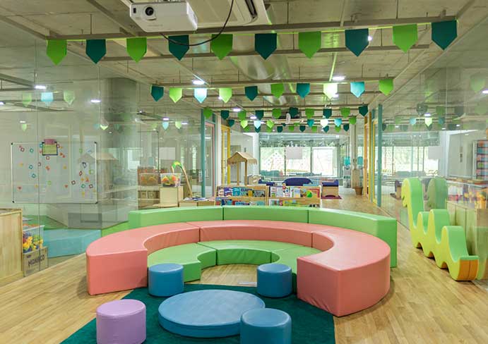  the main hall in the kindergarten with a view of all rooms that are glazed